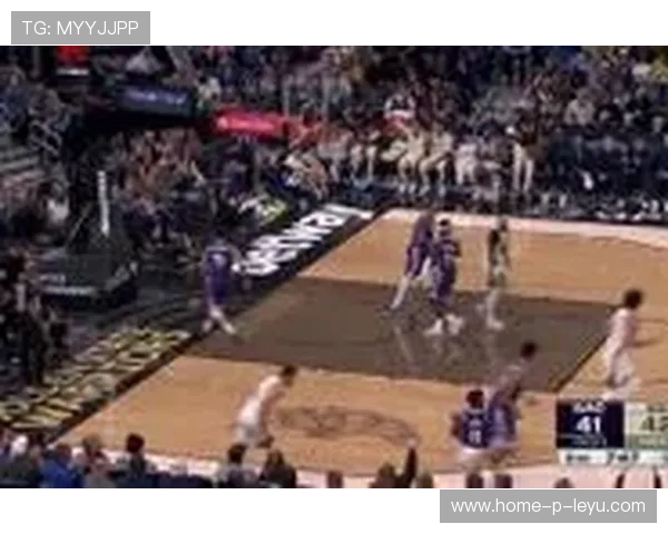 库里假动作晃开防守